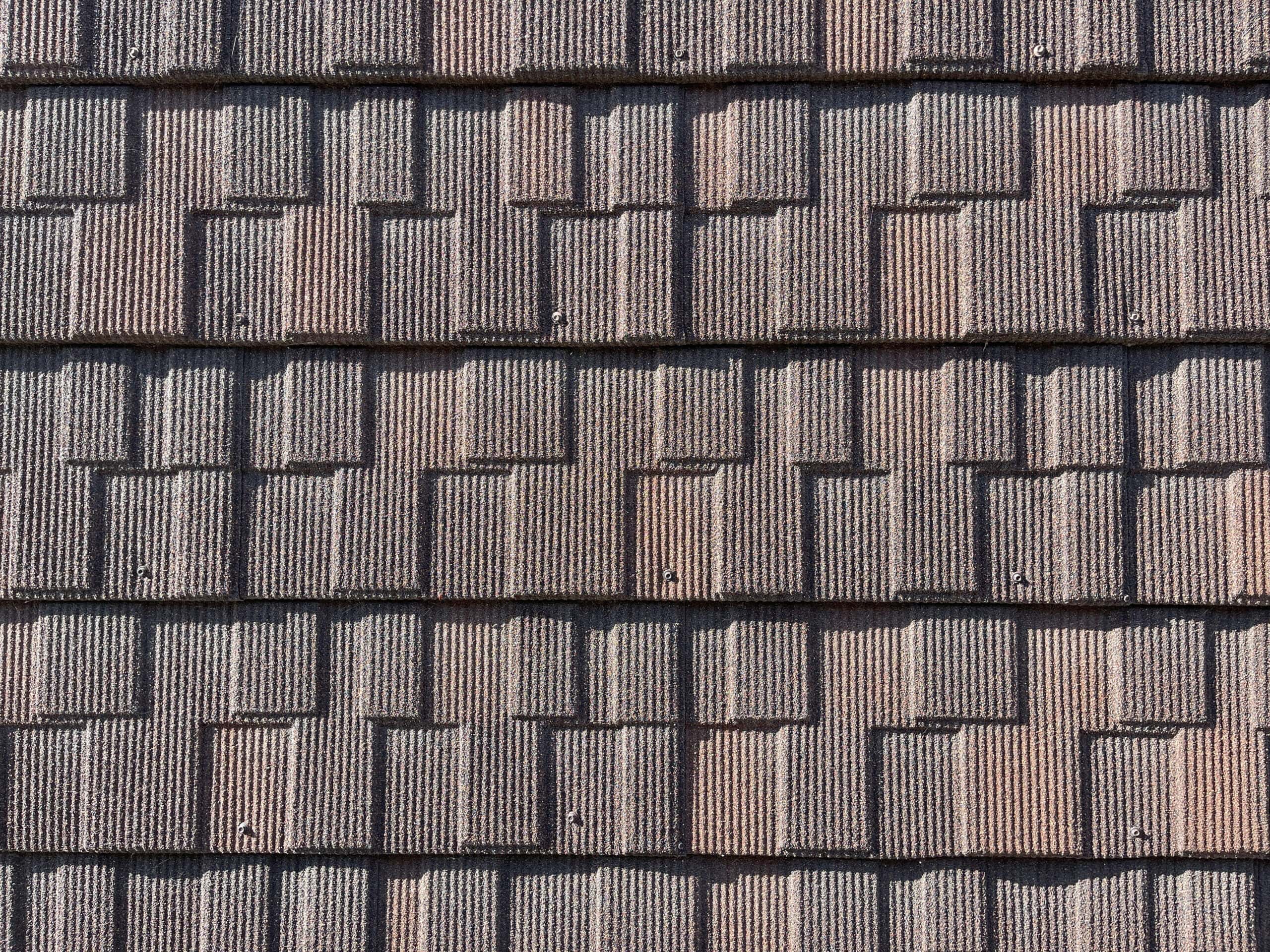 Texture of voluminous composite shingles with asymmetrical shape.