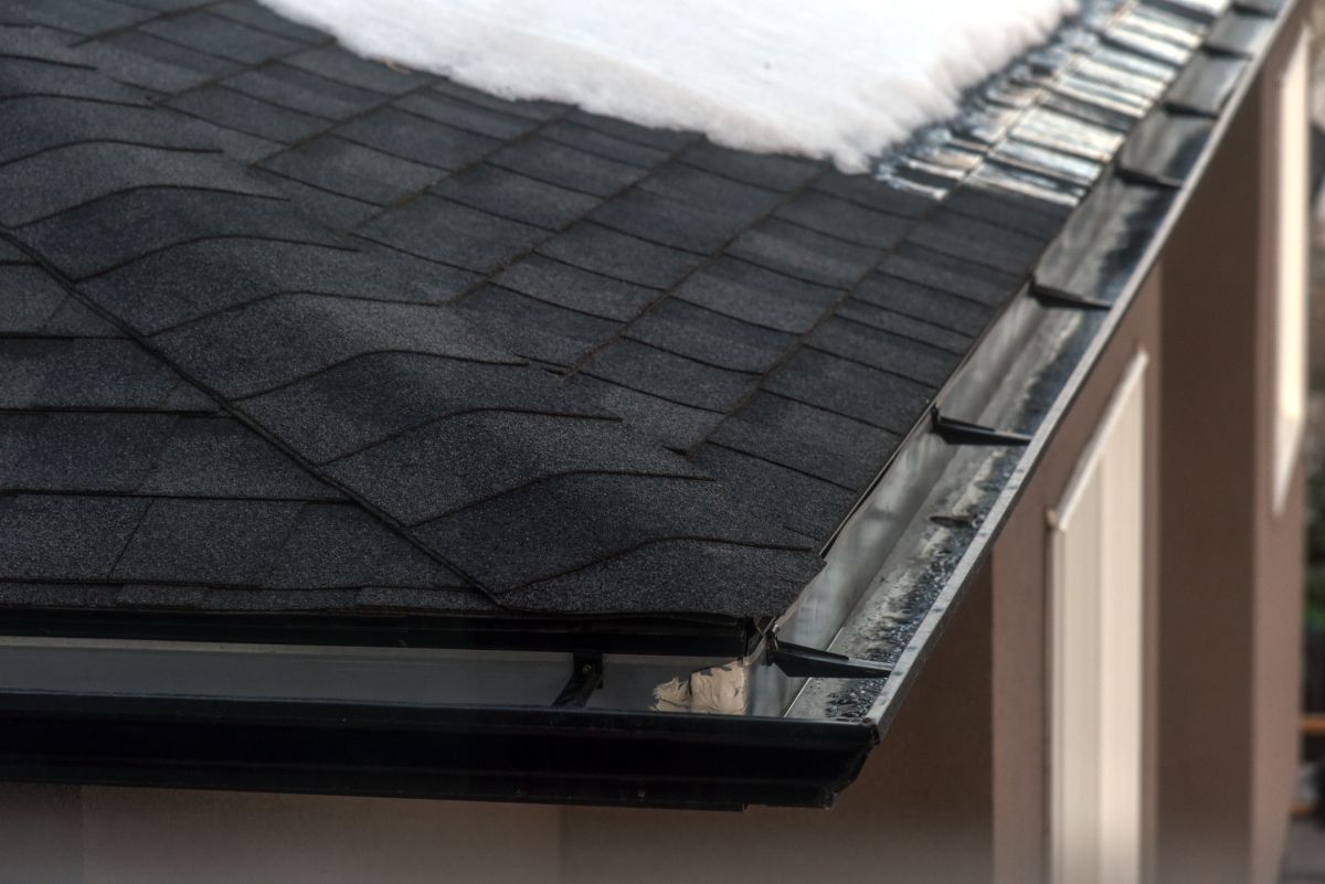 does a black roof make your house hotter black shingles snow on top